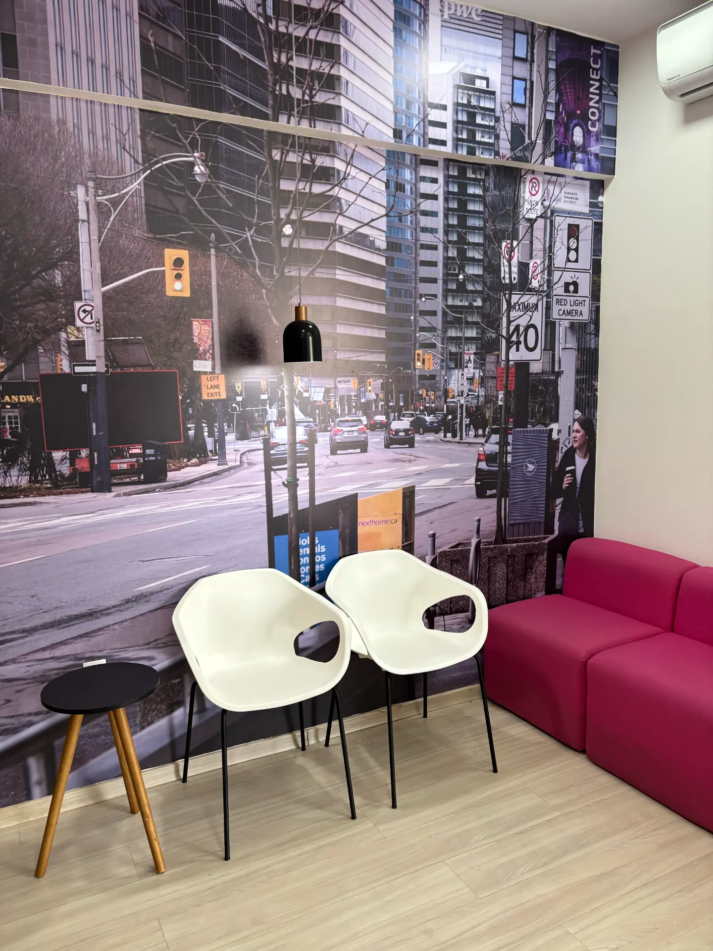 Espaço de convivência da Dialogue com painel de uma rua de Toronto
