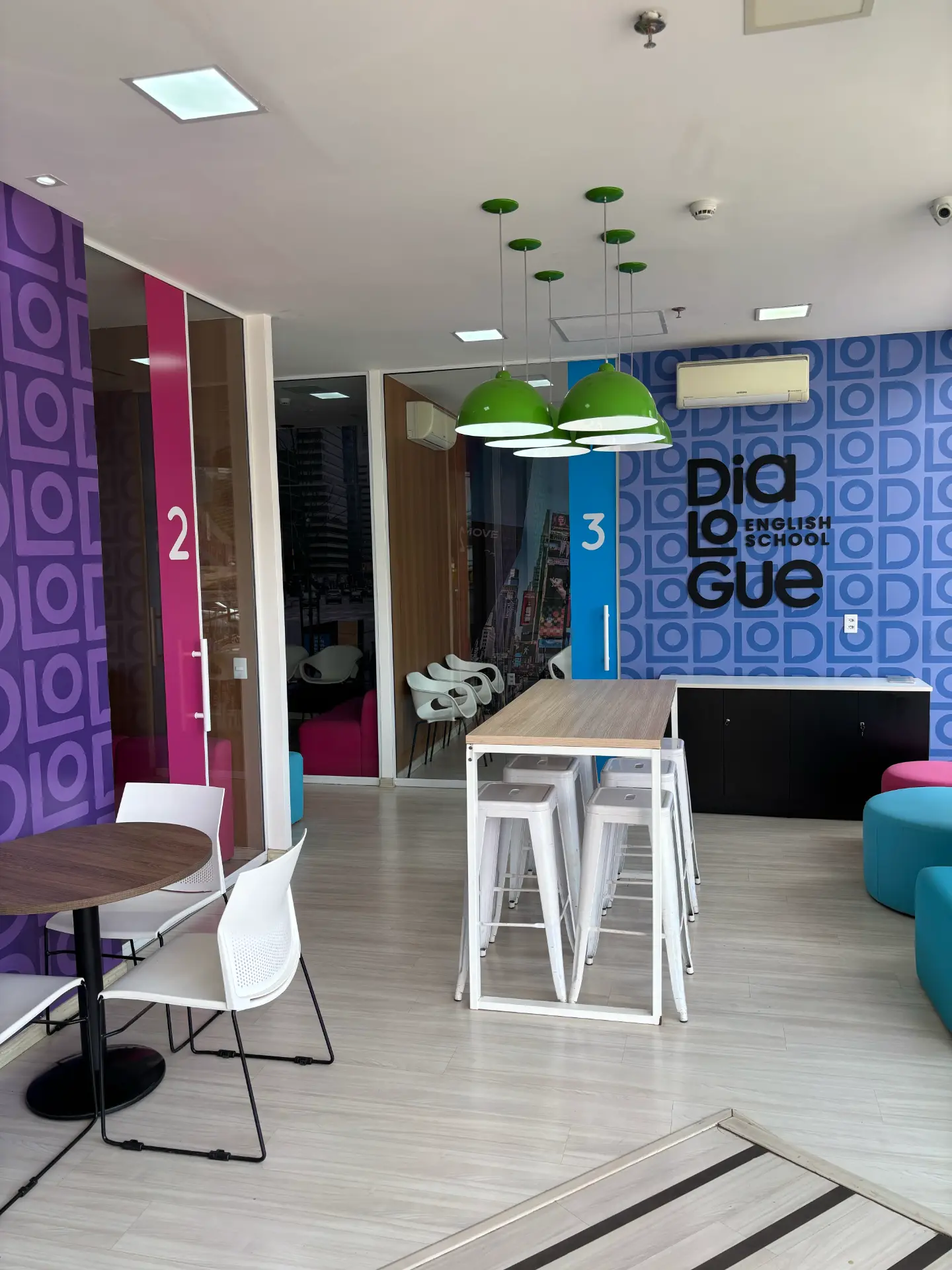 Sala de convivência da Dialogue English School em Águas Claras, Brasília