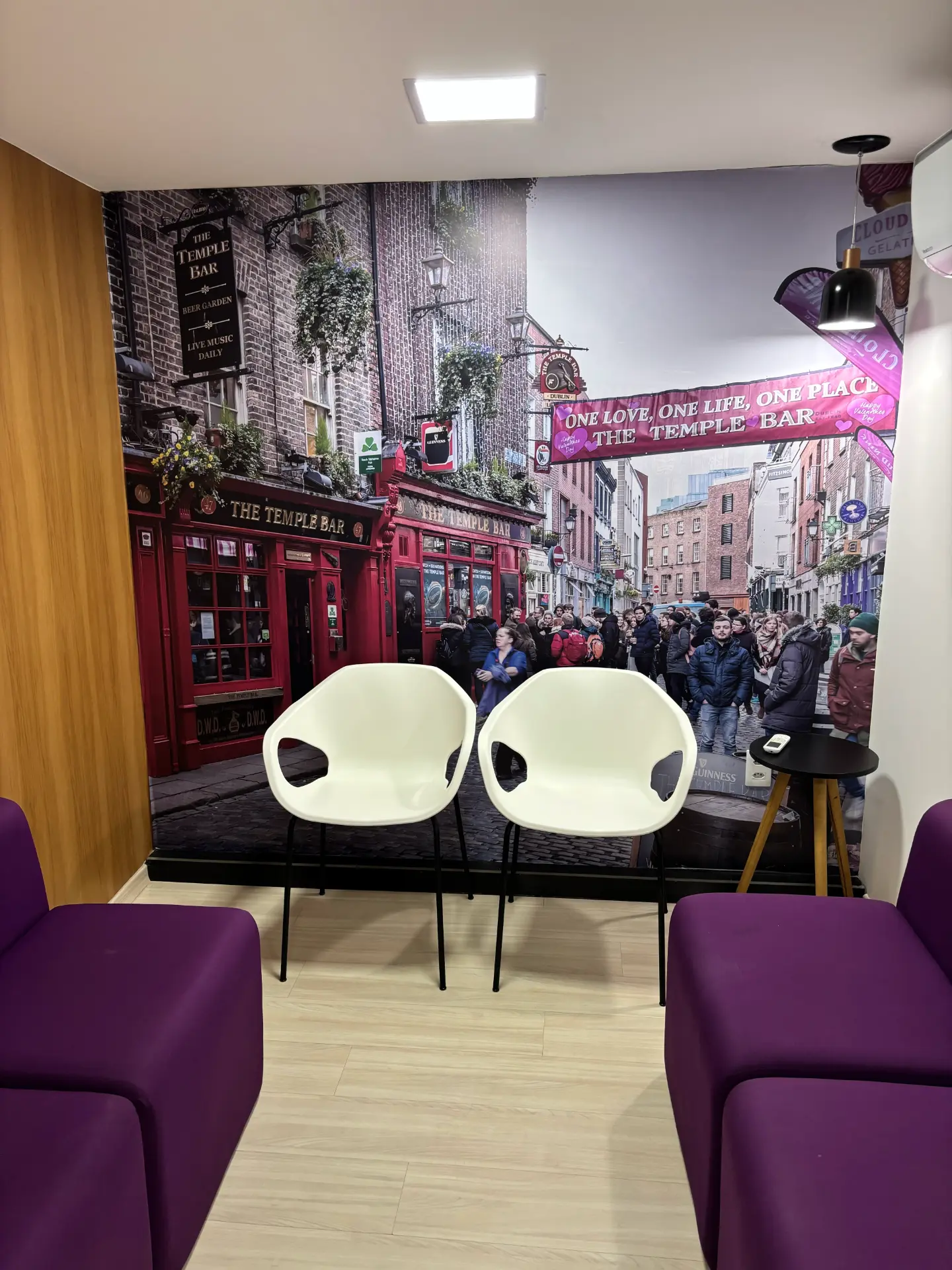 Espaço de espera da Dialogue com painel do Temple Bar, em Dublin